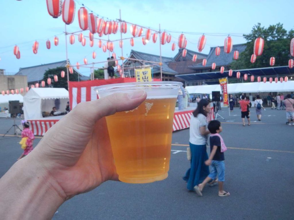 西本願寺盆踊りでビール